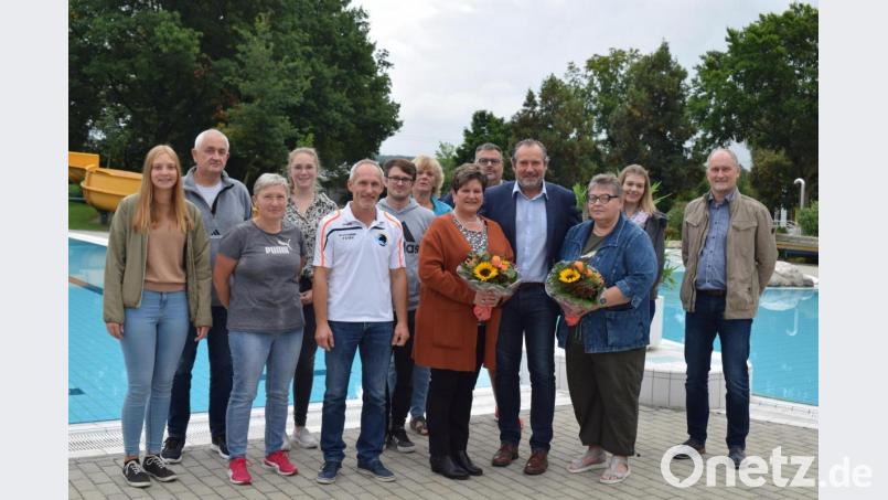 Für Helga Schuch (mit Blumen links) und Natalia Gerasimenko endete die Arbeitszeit im Freizeitzentrum Perschen. Zweckverbandsvorsitzender Frank Zeitler (Vierter von rechts) und die Arbeitskollegen wünschten eine gute Zeit im Ruhestand. Bild: bnr