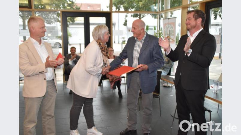Aus den Händen von Sabine Zeidler, Stadtverbandsvorsitzende der SPD, erhält Josef Gebhardt (Zweiter von rechts) den SPD-Sozialpreis. Matthias Loew (links) und Uli Grötsch applaudieren. Bild: hcz