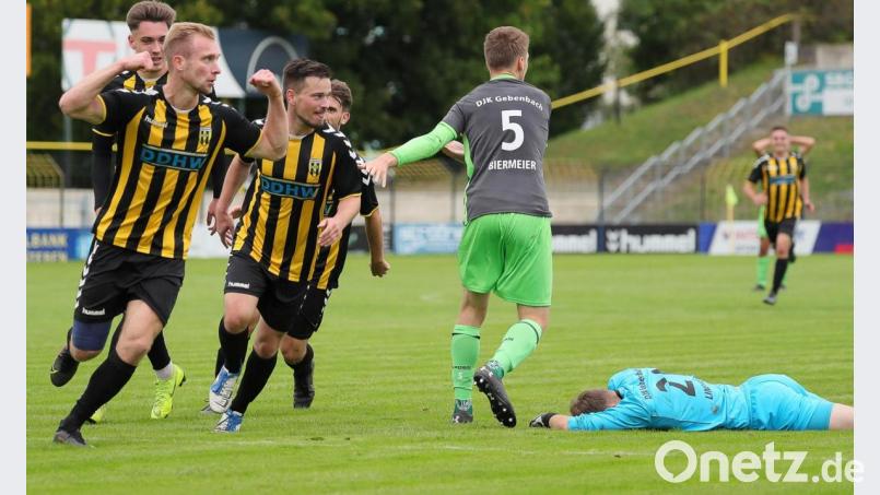 Die Hofer bejubeln den Treffer zum 2:1 durch Matej Kyndl (links) nach einem Missverständnis zwischen dem Gebenbacher Andre Biermeier (Zweiter von rechts) und Torhüter Christoph Lindner (rechts). Bild: Pixmawi/Mario Wiedel