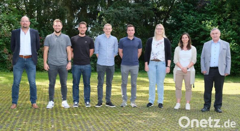 Schulleiter Albert Bauer (rechts) und Personalratsvorsitzender Tobias Lang (links) begrüßten die neuen Lehrkräfte (von links) Florian Schreiner, Stefan Sagmeister, Benjamin Dietrich, Martin Zwerenz, Cornelia Rieger und Marisa Scharnagl. Bild: Stiftland-Gymnasium/exb