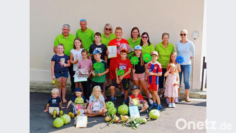 Die Kinder freuten sich bei der Prämierung der Gemüseaktion über kleine Preise. Bild: Sybille Peter/exb