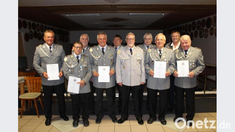 Bei der Ehrung der SRK-Schießgruppe dabei: Zdravko Knezevic (von links), Ulrich Knoch, Robert Dirscherl, Karl-Heinz Trägler, Michael Fuchs, stellvertretender Kreisvorsitzender Josef Paschke, Johann Blaschke, Werner Schwendner, Zweiter Bürgermeister Wolfgang Niebauer und Peter Windschüttl. Bild: mnt