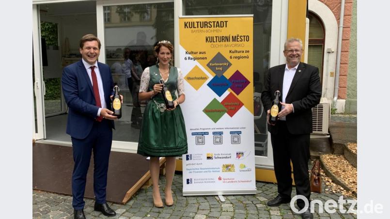 Oberbürgermeister Andreas Feller ist stolz auf die Idee, den Staffelstab der Kulturstadt von Schwandorf an Wunsiedel mit Bier weiterzugeben. Das Bier wurde extra von jungen Brauern in Schwandorf mit Pilsner Zutaten gebraut, in den Felsenkellern gereift, von der Brauerei Jakob abgefüllt und von der bayerischen Bierkönigen Sarah Jäger übergeben. Bild: eib