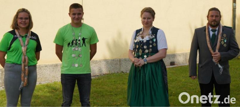 Erfolgreich sind die aktiven Mitglieder der Ringelstein-Schützen. Von links Paula Zant (Jugendschützenkönigin 2019), Lucas Scharnagl (Jugendschützenkönig 2020), Ramona Ulrich (Schützenkönigin 2020), Alexander Scharnagl (Schützenkönig 2019). Bild: Schützenverein Ottengrün/exb