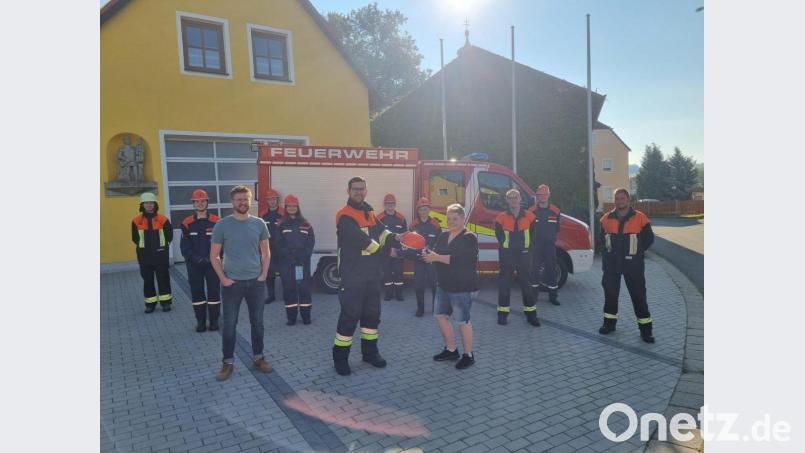 Die Jugendbeauftragten der Gemeinde Plößberg, Bettina Krapfl (vorne rechts) und Philip Böckl (vorne links) überreichten Tobias Franz (vorne Mitte), Jugendwart der Feuerwehr Schönkirch, eine Spende. Weil die Jugendfeuerwehrler aus ihren Schutzanzügen herausgewachsen sind, mussten neue angeschafft werden. Bild: Böckl/exb