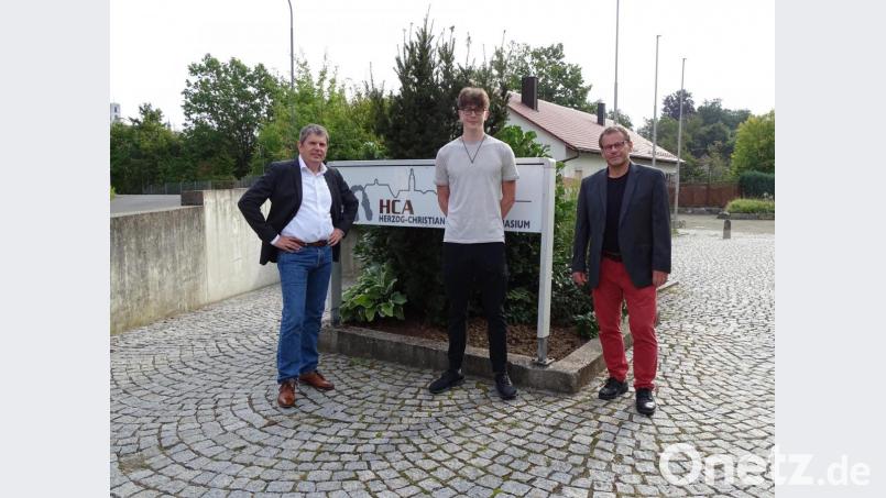 Schulleiter Oberstudiendirektor Meyer und Oberstufenkoordinator Studiendirektor Meidenbauer gratulieren Philipp Erhardt zur Aufnahme in das Elitenetzwerk Bayern. Bild: Stefan Hüttl/exb