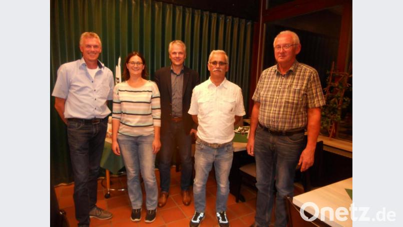 Den neuen Vorstand bilden (von links) Schatzmeister Stefan Meiler, Schriftführerin Carmen Memminger, Erster Bürgermeister Thomas Meiler, Erster Vorsitzender Josef Käs und Zweiter Vorsitzender Reinhold Solfrank. Bild: jba
