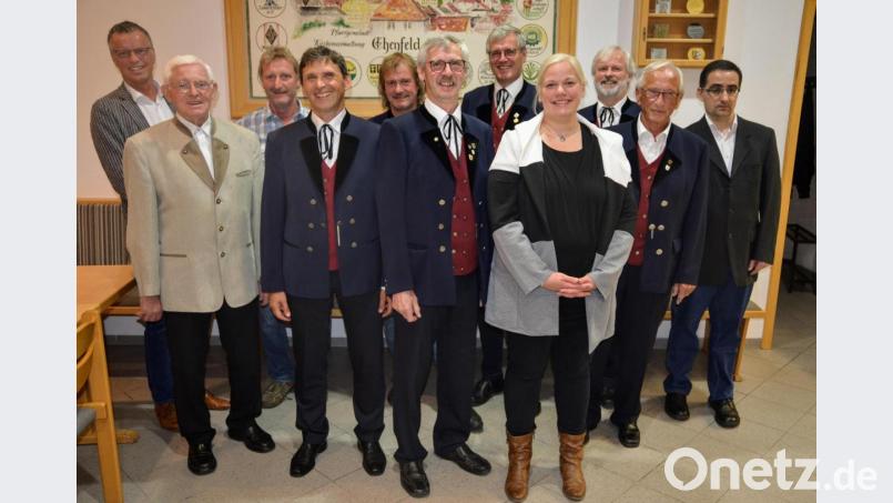 Bürgermeister Hermann Falk (hinten, links) und der Vertreter der Sängergruppe Amberg, Christian Fink, gratulierten dem neuen Vorstand; (Von links): Alfred Hausmann, Thomas Gnan, Fritz Dietl, Bernhard Meier, Wolfgang Falk, Sepp Falk, Chorleiterin Saskia Krügelstein, Norbert Falk und Helmut Sperber. Bild: fdl