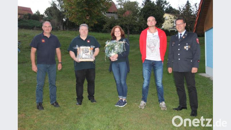 Vorsitzender Achim Helgert (rechts) würdigt zusammen mit Kommandant Andreas Götz (links) die Leistungen von Jürgen Schiller, Alexandra Janker und Tobias Dunkl (weiter von links) für die Feuerwehr Neudorf. Bild: pi