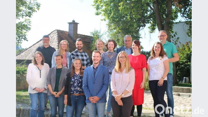 Freude über neue Lehrer: Im Bild hinten von links Markus Wagner, Simone Donner, Robert Brendel, Anna Schmitt, Simone Rahn, Joachim Zembsch, Julia Werner, Katharina Birner, Oliver Ziegler; vorne von links Stephanie Karl, Julia Mark, Tanja Lautner, Samuel Schneider, Lena Egidy. Bild: Luisenburg-Gymnasium/exb