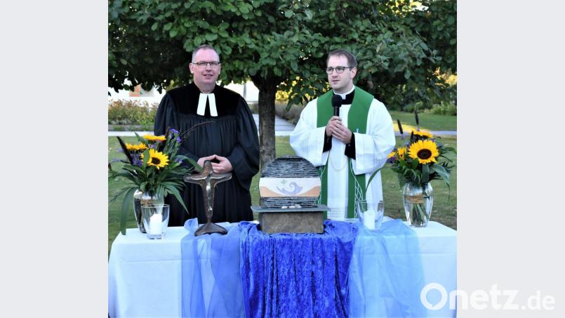 Die beiden neuen Pfarrer Daniel Fenk (von rechts) und Thomas Berthold feiern den Ökumenischen Schöpfungstag zum ersten Mal gemeinsam. Bild: rgr