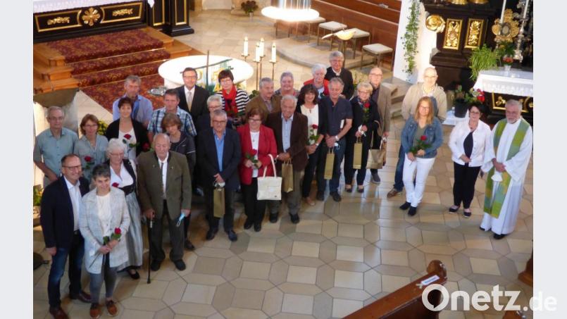 In guten und in schlechten Zeiten: 14 Jubelpaare blicken auf viele gemeinsame Jahre zurück. Auf Einladung der Pfarrei Sankt Georg feierten sie ihren Festtag mit einem Dankgottesdienst, den Stadtpfarrer Edmund Prechtl zelebrierte. Bild: mng