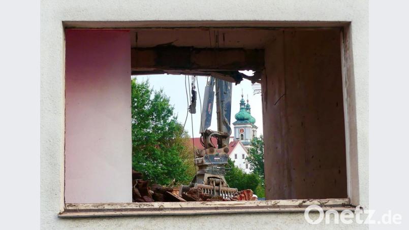 Durch eine Fensterhöhle des ehemaligen Altenheims an der Egerer Straße hat Jürgen Klein die Basilikatürme mit dem Greifarm eines Abbruchbaggers fotografiert. Ungewöhnlicher Blick auf die Basilika Waldsassen (Abbrucharbeiten Altenheim St. Maria) Bild: Jürgen Klein/exb