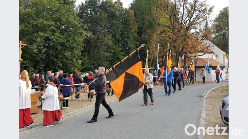 Zehn Abordnungen von Kolpingsfamilien und KAB aus dem Bezirksverband Regensburg ziehen beim Bergfest mit ihren Bannern zum Freialtar. Bild: rha