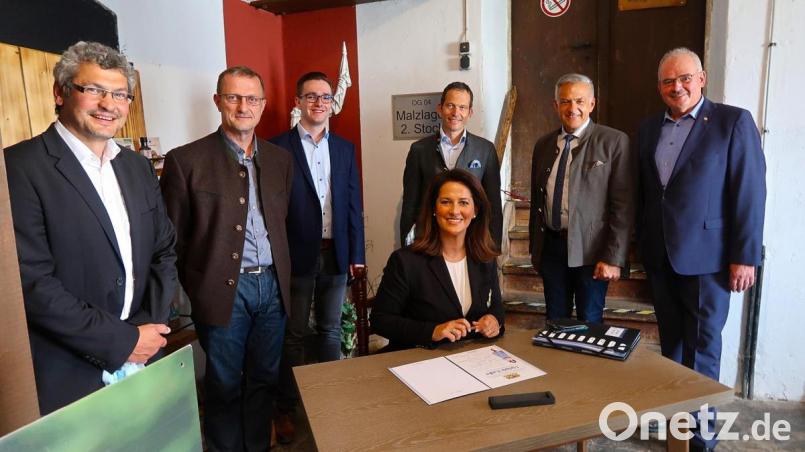 Landwirtschaftsministerin Michaela Kaniber (vorne) trug sich ins Chronikbuch des CSU-Ortsverbandes Friedenfels ein. Hinten von links CSU-Fraktionssprecher Uwe Heider, Ortsvorsitzender Christian Mitterbauer, Schriftführer Adrian Käß, Bundestagsabgeordneter Albert Rupprecht, Landrat Roland Grillmeier und Altbürgermeister Gottfried Härtl. Bild: bsc