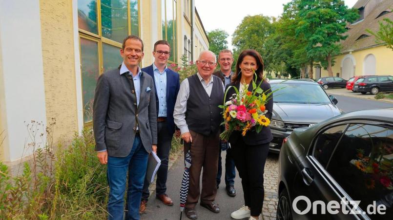 Über einen bunten Blumenstrauß aus dem Garten des Friedenfelser Ruhestandsgeistlichen Siegfried Wölfel (Dritter von rechts) freute sich Landwirtschaftsministerin Michaela Kaniber bei ihrem Besuch in Friedenfels. Auch Bundestagsabgeordneter Albert Rupprecht, CSU-Schriftführer Adrian Käß und CSU-Vorsitzender Christian Mitterbauer dankten dem Geistlichen. Bild: bsc