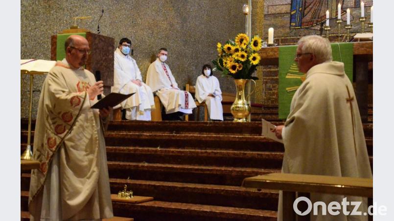 Dekan Johannes Lukas (links) führt den neuen Seelsorger der Pfarreiengemeinschaft Herz Jesu und St. Johannes in sein neues Amt ein. Bild: Kunz