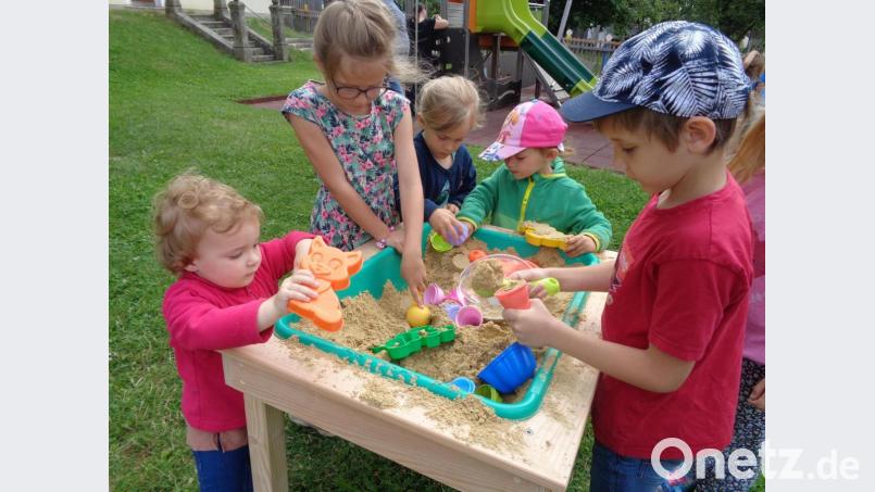 In den Tischen mit integrierter Spielwanne können die Kinder verschiedene Materialien kennenlernen. Bild: Kinderhaus Dorfpiraten/exb