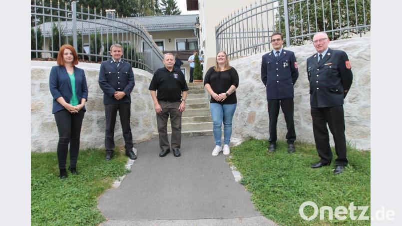 Über die Verpflichtung von Bianca Piehler (Dritte von rechts) für die aktive Truppe durch Kommandant Michael Stahl (Zweiter von links) freuen sich auch Bürgermeisterin Marina Hirnet, Ehrenkommandant Albert Mäckl, Stahls Stellvertreter Bringfried Bock und Kreisbrandmeister Alfons Huber (von links). Verhindert war Jasmin Janker. Bild: pi