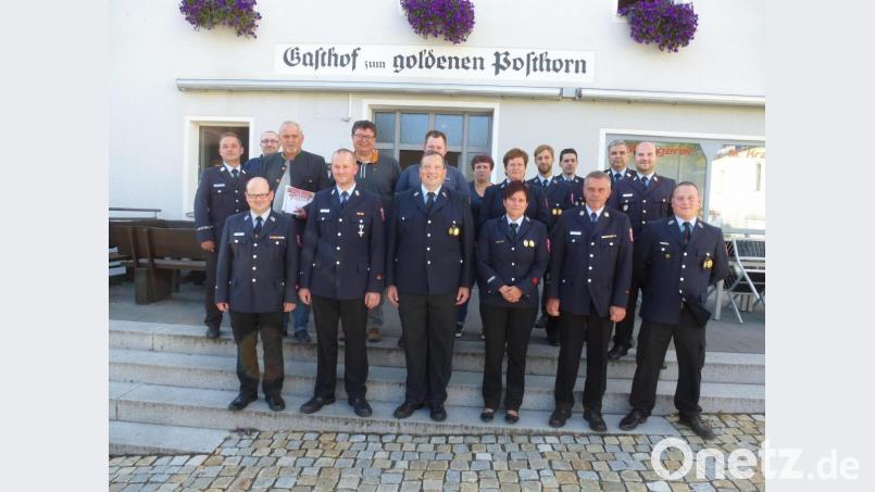 Der Vorstand der Feuerwehr (von links) Thomas Gmeiner, Erwin Tafelmeyer, Georg Leo Tafelmeyer, Stephanie Wölfl ist für weitere drei Jahre bestätigt. Rechts der neue zweite Kommandant Tobias Ludwig. Dahinter die fünf jungen Beisitzer. Bürgermeister Ludwig Biller sowie die Führungskräfte des Landkreises wünschten Glück und Mut. Bild: bk