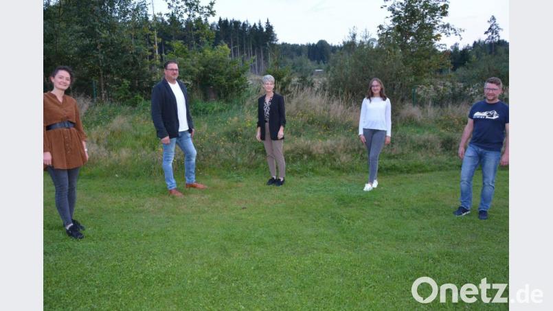 Dank und Anerkennung zollte der TSV Pechbrunn-Groschlattengrün drei Unternehmen aus der Region für die stetige Unterstützung. Im Bild (von links) Pauline Sticht (Architekturbüro Sticht), Bürgermeister Stephan Schübel, Vorsitzende Doris Reiß, Pauline Schraml (Schraml Metallverarbeitung) und Sigi Gennari (Schott AG). Bild: jr