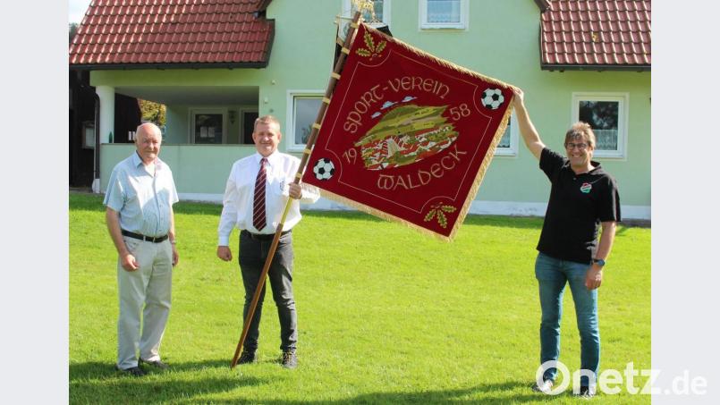 Vorsitzender Christian Lukas und Fahnenträger Markus Schupfner dankten dem SV-Ehrenvorsitzenden Erwin Heindl (von rechts) für die Kostenübernahme bei der Sanierung der Vereinsfahne. Bild: stg