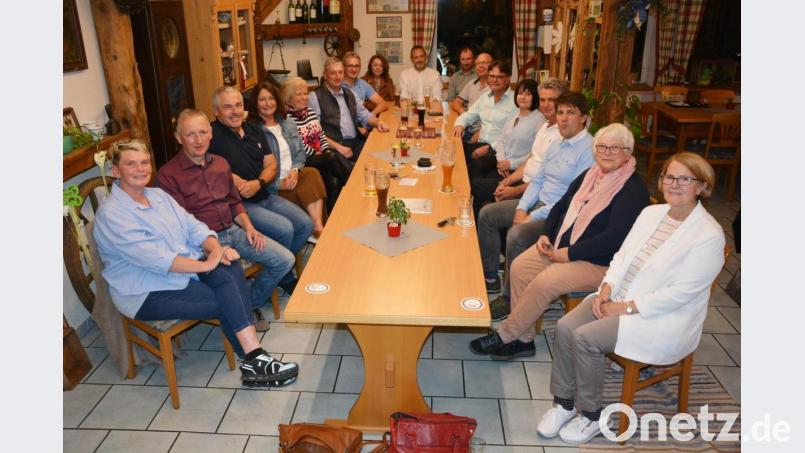 Die Wiedersehensfreude war groß am Samstagabend, als der Schülerjahrgang 1970/71 im Gasthaus „Zum Tillenblick“ mit einem Klassentreffen gemeinsam 50. Geburtstag feierte. Unter die ehemaligen Schulkameraden mischten sich auch die ehemaligen Lehrerinnen Christa Söllner und Anita Köstler (von rechts). Bild: jr