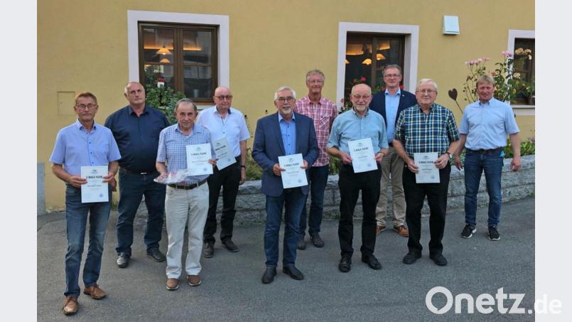 Zahlreiche Verbandsräte schieden aus dem Zweckverband zur Wasserversorgung der Pretzabrucker Gruppe aus und wurden geehrt. Bild: Kathrin Schwarz/exb