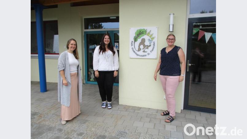 Fachberaterin Annika de Ridder, Sprachfachkraft Franziska Ponnath und Kita-Leiterin Sabine Kappauf (links) freuen sich, dass die Speichersdorfer Einrichtung beim Förderprogramm berücksichtigt wird. Bild: ak