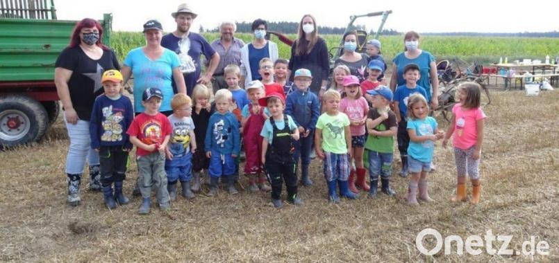 Die Kinder des Kinderhauses Steinwaldwichtel waren sichtlich stolz auf die Ausbeute ihrer Kartoffelernte. Bild: vsr