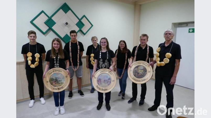 Scheiben und Königsketten gab es für Jugendkönigin Eva Merkl und Schützenliesl Maria Kausler (vorne von links). Weil Schützenkönig Johannes Raps entschuldigt war, nahmen Hermann Janke und Reiner Wagner (von rechts) seine Scheibe entgegen. Mit im Bild sind die weiteren Ritter Julian Plannerer, Hannes Reger, Michaela Pühl und Jana Kausler (hinten von links). Bild: rwo
