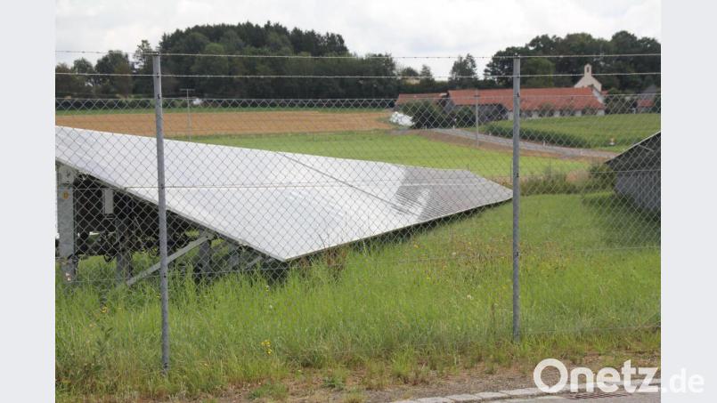 Nahe des Stadtteils Hof (im Hintergrund) soll angrenzend an das Industriegebiet West (im Vordergrund) eine weitere Freiflächen-Photovoltaikanlage entstehen. Bild: frd