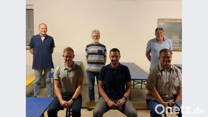 Neuwahlen beim Förderverein der SpVgg Wiesau: Hinten von links der bisherige Vorsitzende Manfred Vollath, Kassier Gerhard Bauer und Kassenprüfer Bernhard Siller; vorne von links der neue Schriftführer Sebastian Rosner, der neue Vorsitzende Dennis Lauton und Zweiter Vorsitzender Thomas Ehrenfriedt. Bild: mvo