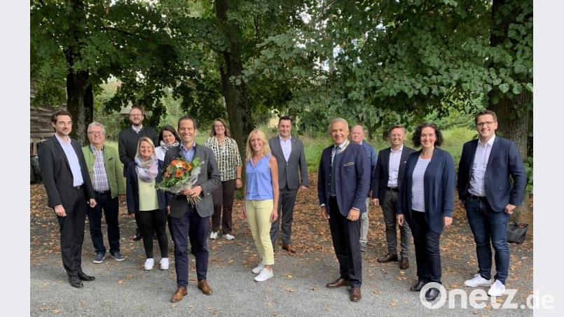 Albert Rupprecht ist wieder einstimmig zum Vorsitzenden der Bundeswahlkreiskonferenz der nördlichen Oberpfalz gewählt. Seine Stellvertreter sind die Landtagsabgeordneten Stephan Oetzinger (links) und Tobias Reiß (Dritter von rechts). Bild: bey