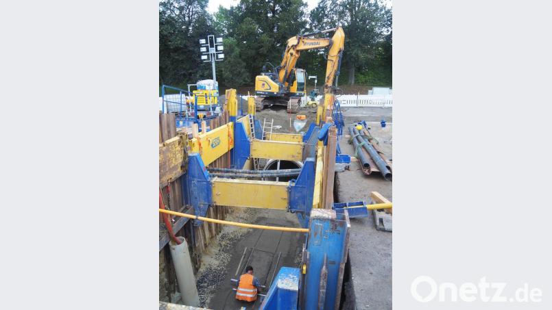 Bei der Erneuerung der Kanal- und Wasserleitungen wurde der Anschluss an die St.-Peter-Straße vorgezogen. Ein großes Anschlussbauwerk sorgt einmal dafür, dass die Wassermassen nach starken Regenfällen kontrolliert ins nachfolgende Netz abgelassen werden können. Bild: ws