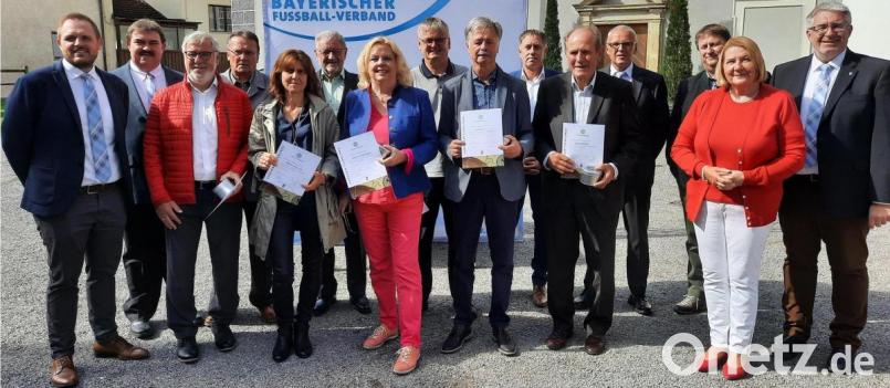 Alle verdienten und ausgezeichneten Vereinsmitarbeiter des Fußballkreises Amberg/Weiden mit Vertretern des Bayerischen Fußball-Verbandes. Bild: exb