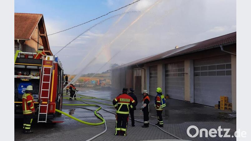 Mit dem eingebauten Strahlrohr am Fahrzeug sowie vier weiteren Trupps wurde der vermeintliche Brand bekämpft. Bild: Franz Stockerl/exb