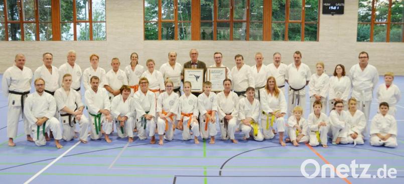 Freudestrahlende Gesichter beim Karate-Dojo Vohenstrauß angesichts der dreifachen Ehrung. Dritter Bürgermeister Alfons Raab (Mitte) sowie Marcel Bieber und Josef Pflaum mit den Urkunden. Rechts daneben Wolfgang Weigert und Helmut Körber. Bild: doj