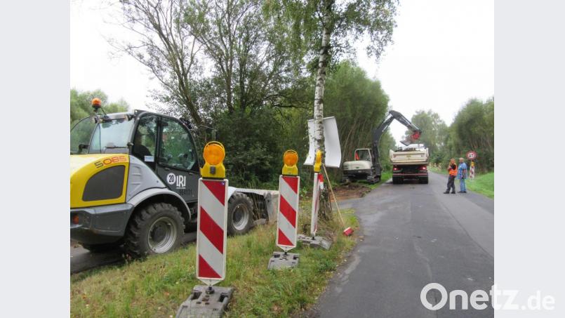 Am Mittwoch ist mit dem Ausbau der innerörtlichen Verbindungsstraße für die Funktion als Umleitung während der Deckensanierung der Bundesstraße 299 durch Waldsassen begonnen worden. Bild: kgg