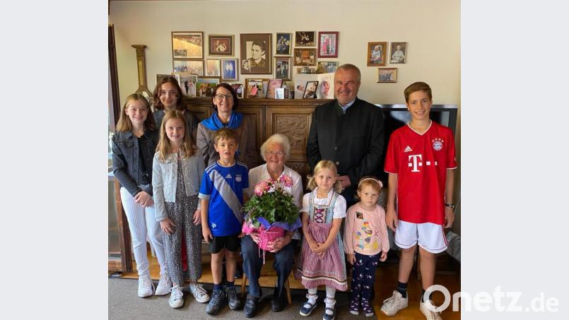 Zusammen mit ihrer Familie und Bürgermeister Josef Deichl feierte die Jubilarin ihren 95. Geburtstag. Bild: ral