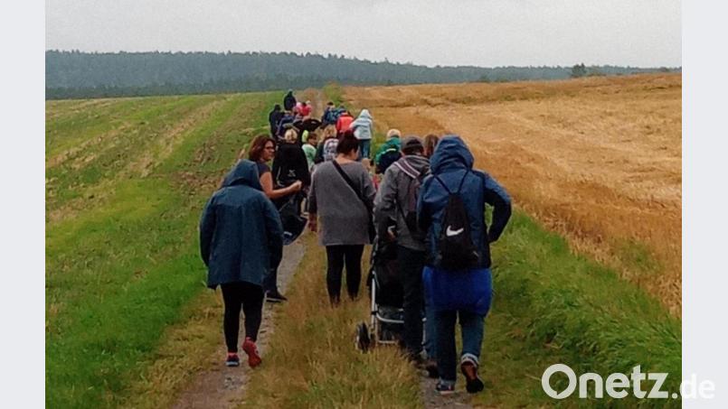 Die Aktion &quot;Dumba bewegt&quot; der Wanderfreunde wurde gut angenommen. Selbst bei schlechtem Wetter machten sich die Teilnehmer auf, um Kilomter zu erwandern. In der Gruppe machte das natürlich viel mehr Spaß´. Bild: lep