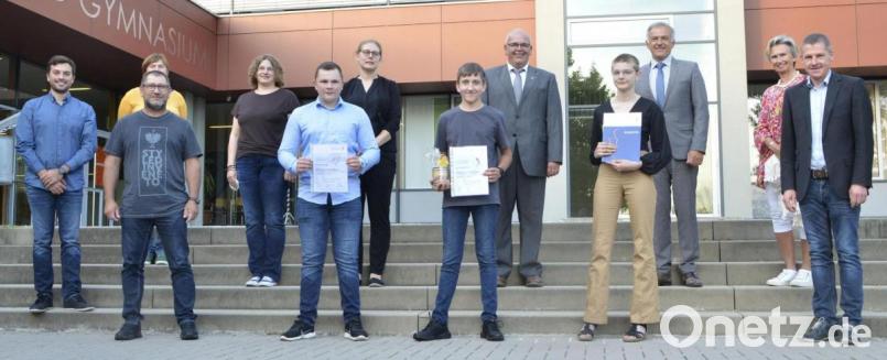 Schüler und Schülerinnen aus Bad Neualbenreuth mit Bürgemeister Klaus Meyer. Bild: zch