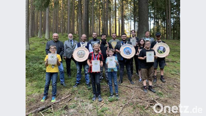 Stolz präsentieren die Könige ihre gewonnenen Scheiben und Urkunden. Links Bürgermeister Ludwig Biller und Schützenmeister Peter Nickl, rechts Sportlicher Leiter Georg Regn. Bild: gmü