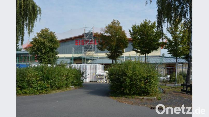 Eingerüstet ist seit kurzem die Eishalle, wo die ersten Sanierungsarbeiten begonnen haben. Vor dem Gebäude türmen sich Baumaterialien. Bild: jr