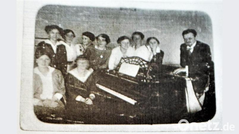 Anton Beer-Walbrunn, der Professor an der Münchner Akademie für Tonkunst 1924, mit einer Gruppe Schülerinnen. Bild: jml