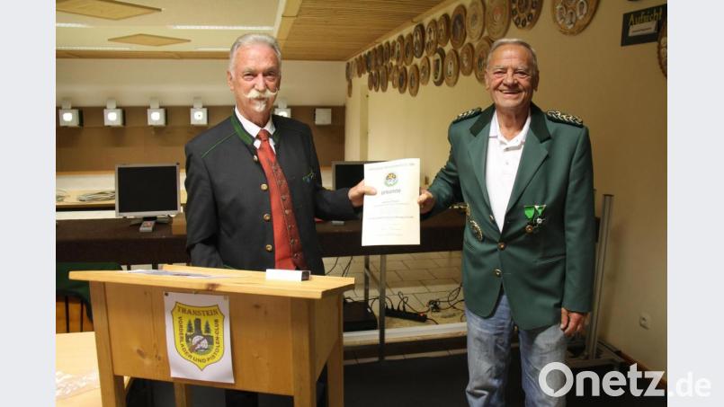 OSB Präsident Franz Brunner ehrte Gauschützenmeister Manfred Muck (rechts) mit der Goldenen Verdienstauszeichnung. Bild: dl