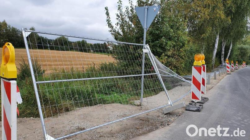 Auf der gesamten Länge umgeworfen worden ist der Bauzaun entlang des Bahndamms, mit dem der provisorische Gehweg abgetrennt wird. Bild: hmr