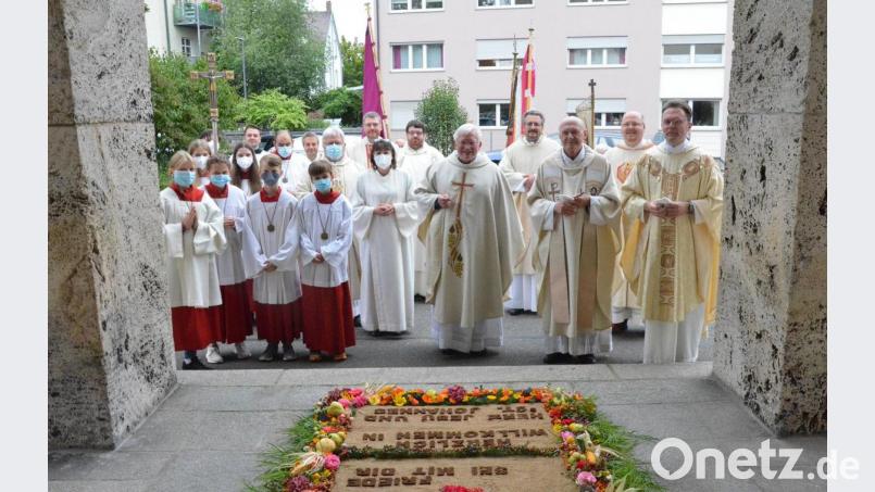 Die Pfarrgemeinschaft Herz Jesu und St. Johannes breitet für ihren neuen Seelsorger Gottfried Schubach (Mitte) einen Teppich aus Blumen, Sand und Feldfrüchten aus. Bild: Kunz