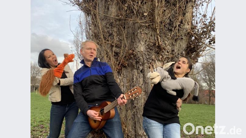 So ein Remmidemmi: Eichhörnchen und Esel laden zum Sitzkissenkonzert ein. Bild: Dagmar Operskalski/exb