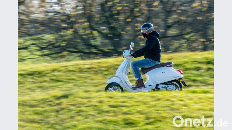 Ein 16-jähriger Rollerfahrer hatte den Auspuff an seinem Roller laut Polizei so manipuliert, dass das Geräuschverhalten nachteilig verändert wurde. Symbolbild: Armin Weigel/dpa